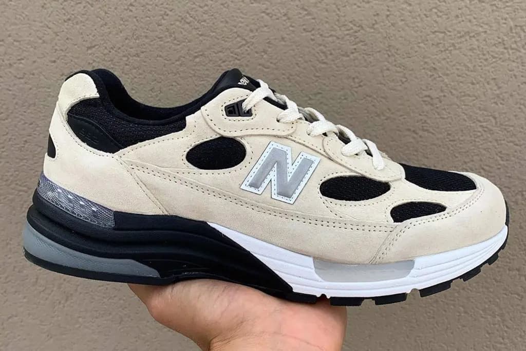 Studio FY7 x New Balance 992 đôi sneaker mang một câu chuyện ẩn sau nó Studio FY7 x New Balance 992 đôi sneaker mang một câu chuyện ẩn sau nó