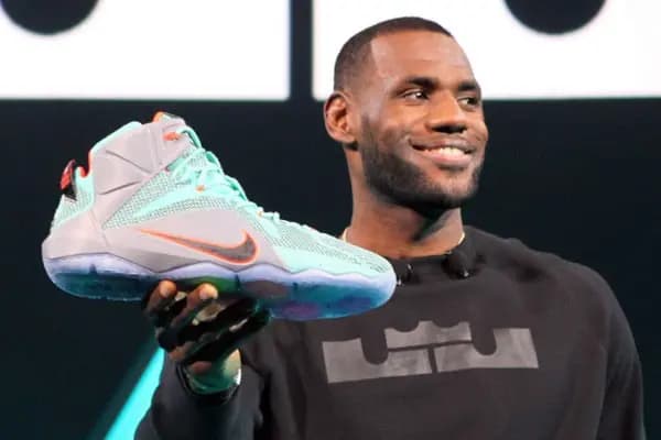 Nike LeBron 9 “Big Bang” sẽ chính thức trở lại vào năm 2022 Nike LeBron 9 “Big Bang” sẽ chính thức trở lại vào năm 2022
