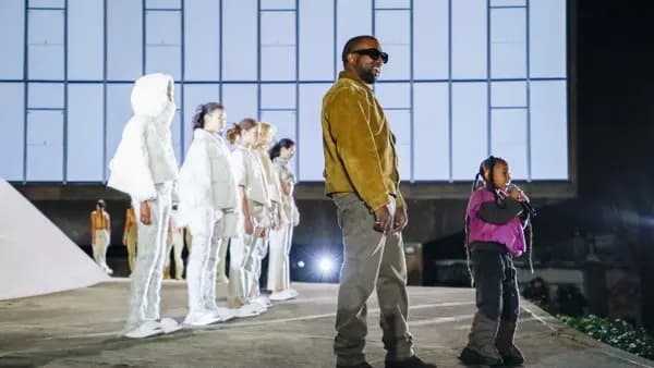 Bộ sưu tập Yeezy X Gap xuất hiện những bộ ảnh catalog đầu tiên Bộ sưu tập Yeezy X Gap xuất hiện những bộ ảnh catalog đầu tiên