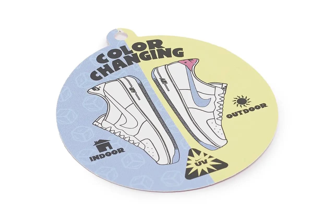 Đôi Nike Air Force 1 Low này có Swoosh đổi màu khi có tia UV chiếu vào Đôi Nike Air Force 1 Low này có Swoosh đổi màu khi có tia UV chiếu vào