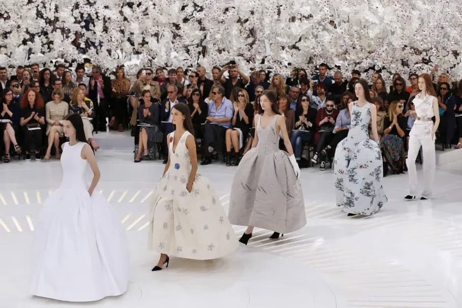 Dior - câu chuyện thương hiệu khởi nguồn của Haute Couture Dior - câu chuyện thương hiệu khởi nguồn của Haute Couture