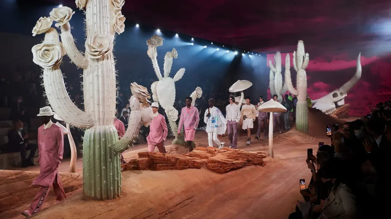 BST Dior x Travis Scott ra mắt hoành tráng tại tuần lễ thời trang Paris BST Dior x Travis Scott ra mắt hoành tráng tại tuần lễ thời trang Paris