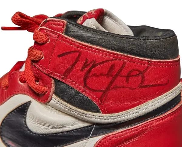 Đôi Air Jordan 1 đắt nhất hành tinh với mức giá lên tới 560.000 USD có gì đặc biệt? Đôi Air Jordan 1 đắt nhất hành tinh với mức giá lên tới 560.000 USD có gì đặc biệt?