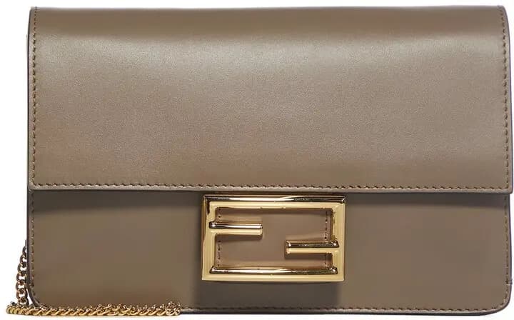 Cách kiểm tra một chiếc túi Fendi chính hãng Cách kiểm tra một chiếc túi Fendi chính hãng