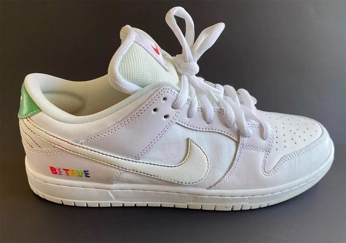 Những hình ảnh đầu tiên của phiên bản Nike SB Dunk Low “Be True” 2022 Những hình ảnh đầu tiên của phiên bản Nike SB Dunk Low “Be True” 2022