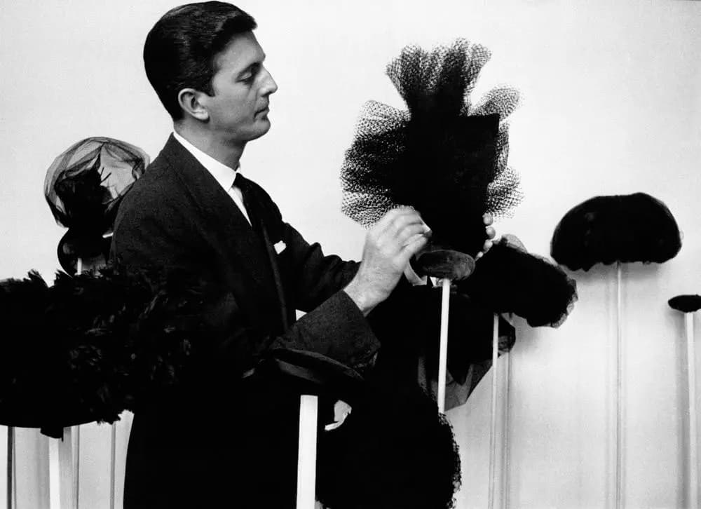 Givenchy: Biểu tượng thanh lịch của nước Pháp đã thay đổi như thế nào? Givenchy: Biểu tượng thanh lịch của nước Pháp đã thay đổi như thế nào?