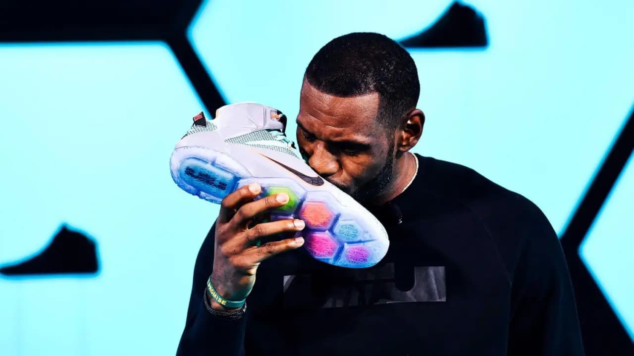 Nike LeBron 19 được ra mắt như một sự kế thừa của bộ sưu tập của Space Jam Nike LeBron 19 được ra mắt như một sự kế thừa của bộ sưu tập của Space Jam