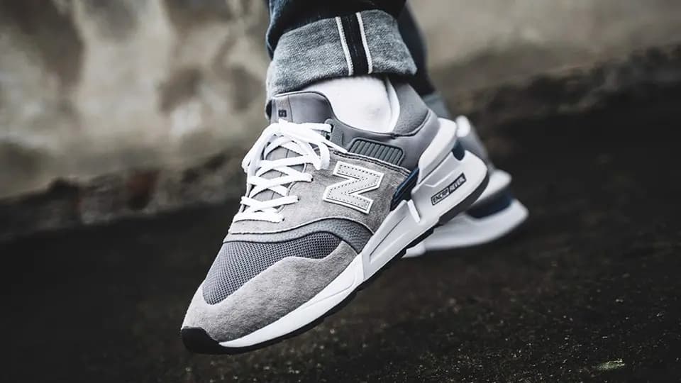 New Balance 990v5 xuất hiện với tông màu vàng đen sang trọng New Balance 990v5 xuất hiện với tông màu vàng đen sang trọng