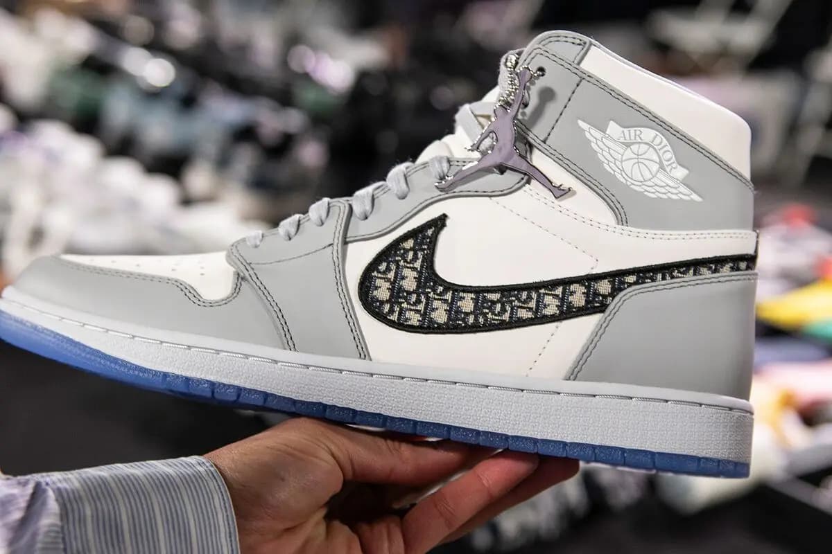 Air Jordan 1 x Supreme : Trò đùa của Nike hay một cú nổ lớn sau nhiều năm cộng tác? Air Jordan 1 x Supreme : Trò đùa của Nike hay một cú nổ lớn sau nhiều năm cộng tác?