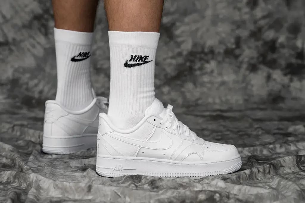 Air Force 1 "Misplaced Swoosh" không dành cho những người theo chủ nghĩa hoàn hảo Air Force 1 "Misplaced Swoosh" không dành cho những người theo chủ nghĩa hoàn hảo