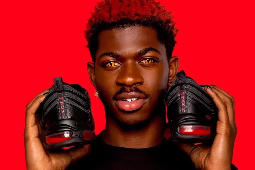 Lil Nas X hợp tác với MSCHF's cho ra phiên bản Air Max 97 "Satan" đi kèm với máu người thật trong chúng Lil Nas X hợp tác với MSCHF's cho ra phiên bản Air Max 97 "Satan" đi kèm với máu người thật trong chúng