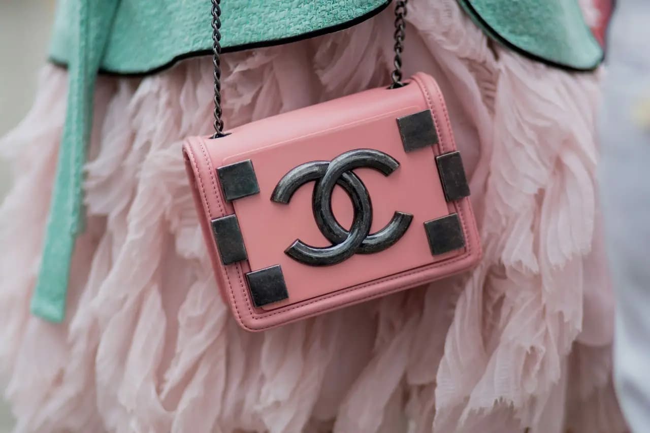 Chanel chính thức thua kiện Huawei trong cuộc chiến logo ở Châu Âu Chanel chính thức thua kiện Huawei trong cuộc chiến logo ở Châu Âu