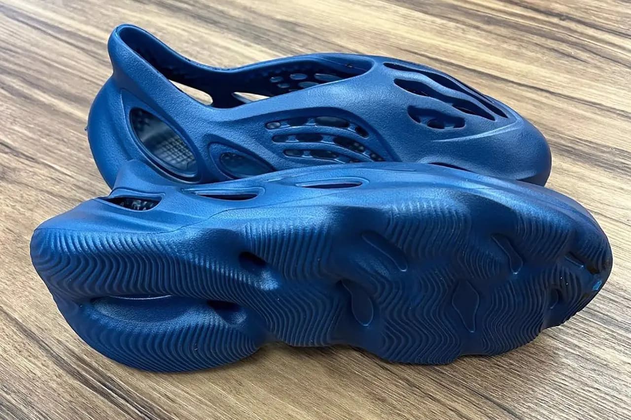 Hình ảnh chính thức của Adidas Yeezy Foam RNNR "Navy" Hình ảnh chính thức của Adidas Yeezy Foam RNNR "Navy"