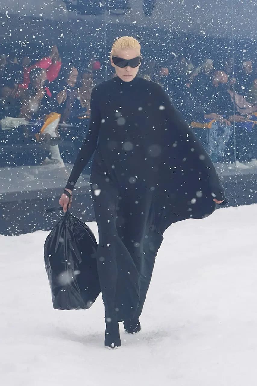 Balenciaga Vượt qua Bão tuyết cho Bộ sưu tập 360 ° Mùa đông 2022 Balenciaga Vượt qua Bão tuyết cho Bộ sưu tập 360 ° Mùa đông 2022