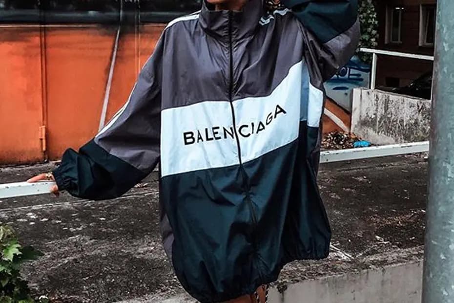 Bộ sưu tập áo mưa đến từ nhà Balenciaga để luôn giúp chúng ta khô ráo và mát mẻ trong những ngày qua Bộ sưu tập áo mưa đến từ nhà Balenciaga để luôn giúp chúng ta khô ráo và mát mẻ trong những ngày qua