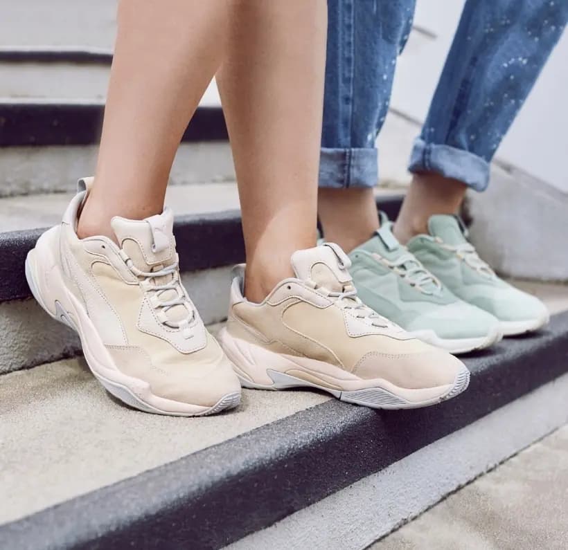 Phiên bản Puma Thunder với hai phối màu đơn giản đen và trắng Phiên bản Puma Thunder với hai phối màu đơn giản đen và trắng