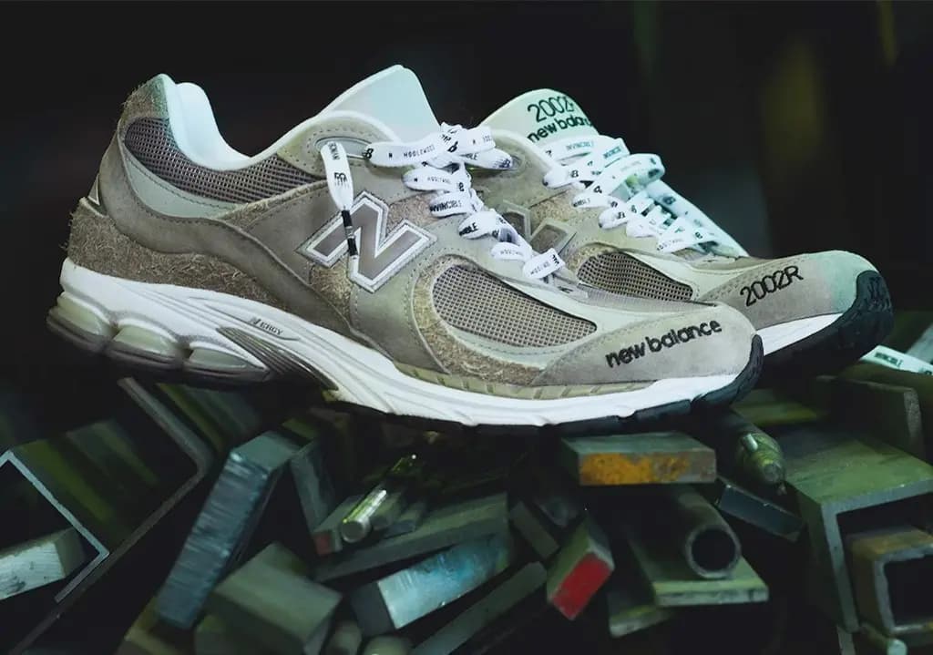 Invincible và N.Hoolywood bắt tay thiết kế đôi New Balance 2002R mới Invincible và N.Hoolywood bắt tay thiết kế đôi New Balance 2002R mới
