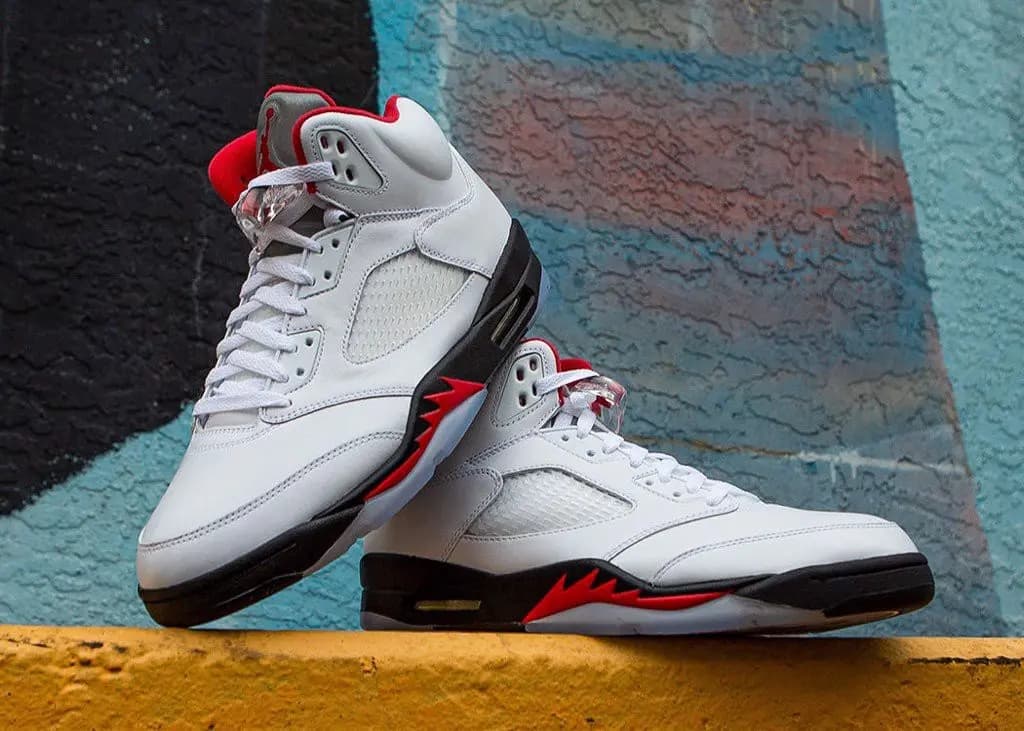 Những hình ảnh chính thức của đôi Air Jordan 5 "Blue Bird" Những hình ảnh chính thức của đôi Air Jordan 5 "Blue Bird"