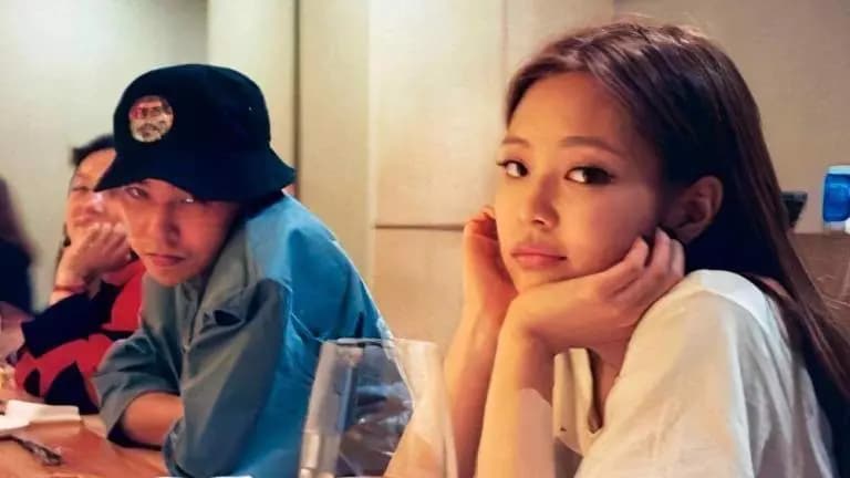 Bộ đôi làm khuynh đảo showbiz Châu Á - Jennie và GD tích cực lăng xê cho kiểu giày đạp gót (mule sneaker) Bộ đôi làm khuynh đảo showbiz Châu Á - Jennie và GD tích cực lăng xê cho kiểu giày đạp gót (mule sneaker)
