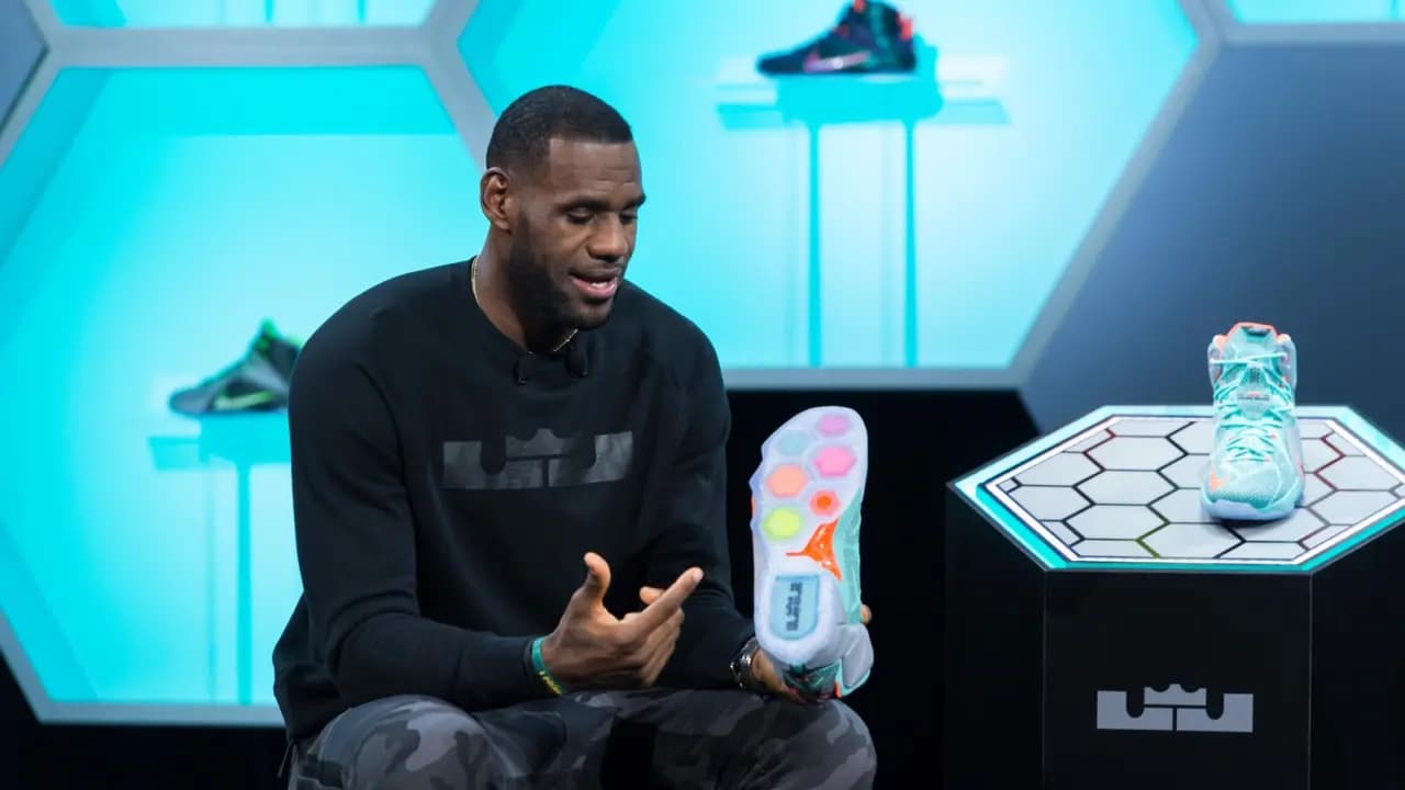 Hình ảnh chính thức của phiên bản Nike LeBron 9 Low “LeBronold Palmer” Hình ảnh chính thức của phiên bản Nike LeBron 9 Low “LeBronold Palmer”
