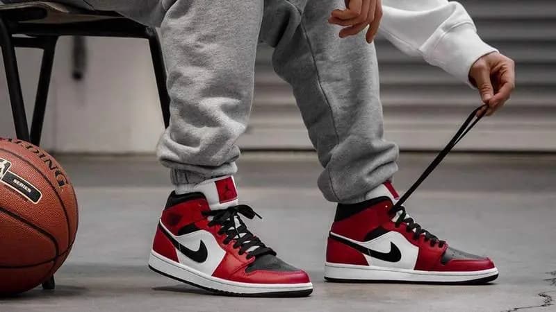 Jordan 1 Mid - quá trình hình thành và phát triển cho đến dòng giày Signature số 1 trong lịch sử giày thể thao Jordan 1 Mid - quá trình hình thành và phát triển cho đến dòng giày Signature số 1 trong lịch sử giày thể thao