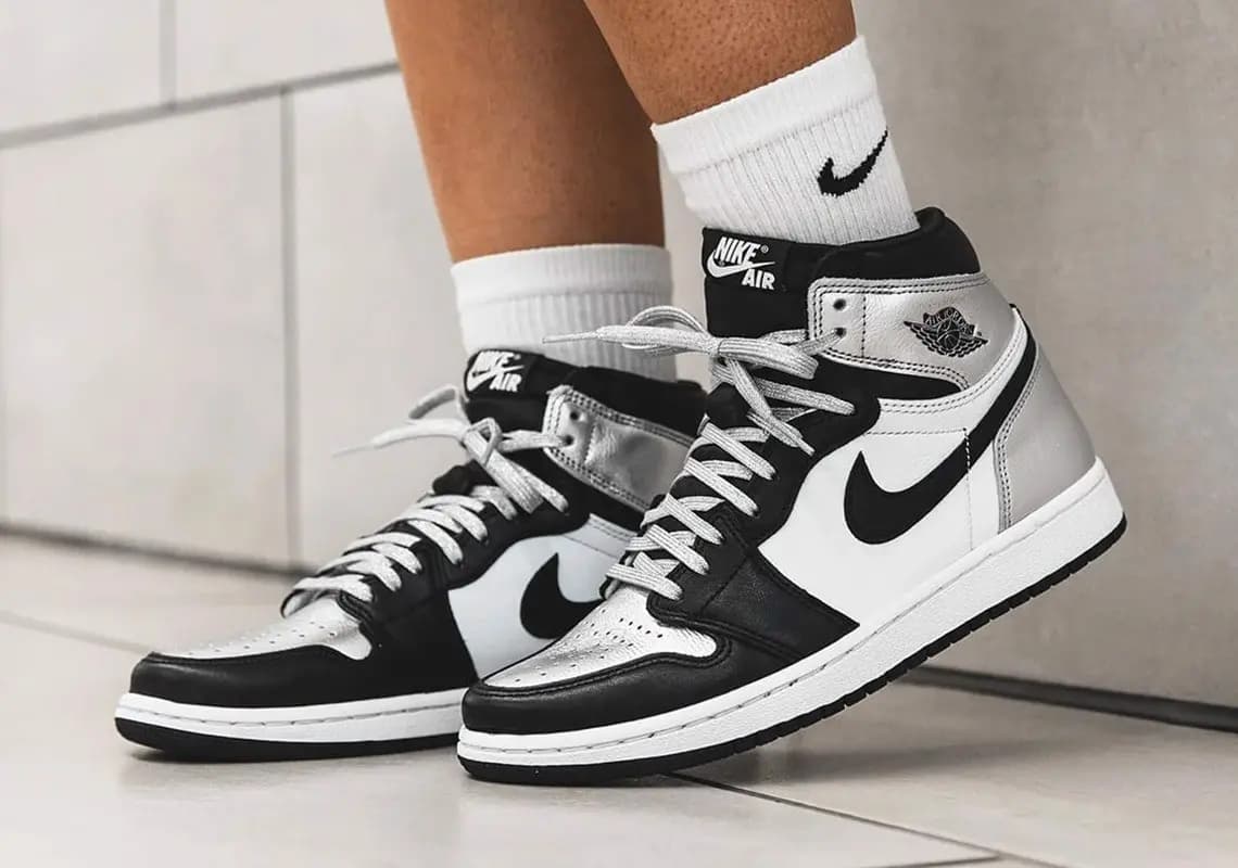 Jordan 1 High 'Silver Toe' trở lại mạnh mẽ dành cho các cô nàng cá tính Jordan 1 High 'Silver Toe' trở lại mạnh mẽ dành cho các cô nàng cá tính
