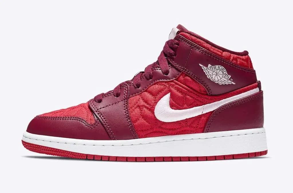 Jordan Brand lót đệm phần upper của đôi Air Jordan 1 Mid Jordan Brand lót đệm phần upper của đôi Air Jordan 1 Mid
