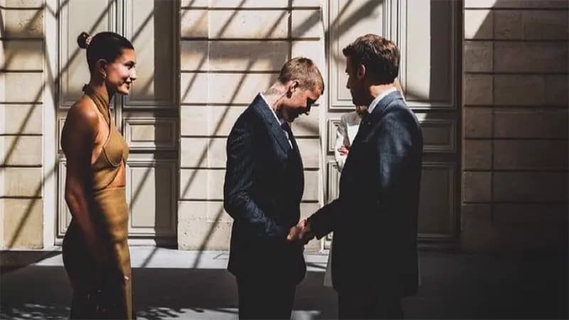 Justin Bieber và cô vợ Hailey Bieber đã mặc gì khi đến thăm nước Pháp? Justin Bieber và cô vợ Hailey Bieber đã mặc gì khi đến thăm nước Pháp?