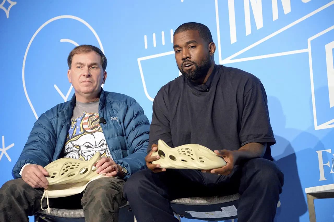 Kanye West đâm đơn kiện Walmart do đạo nhái Yeezy Foam Runners Kanye West đâm đơn kiện Walmart do đạo nhái Yeezy Foam Runners