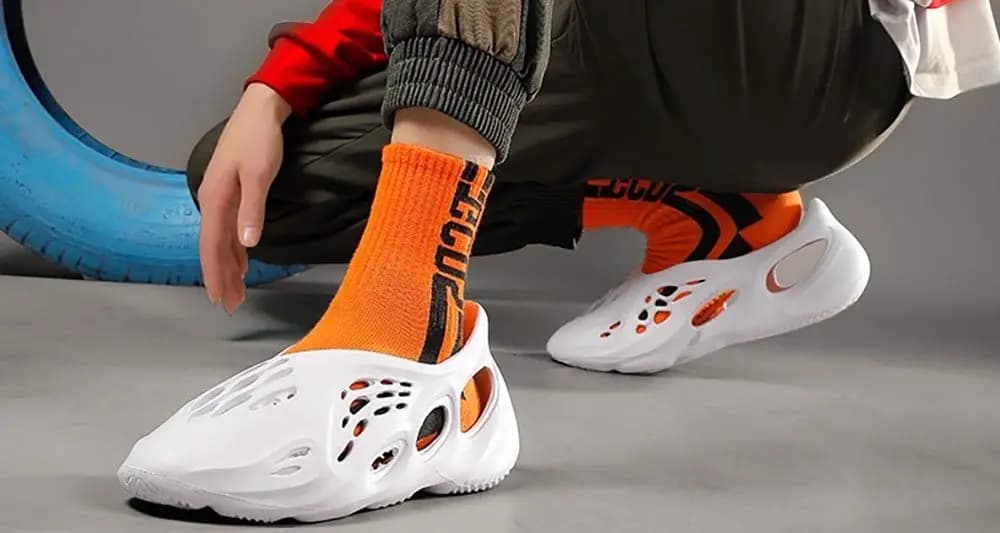Ai cũng biết đến Yeezy Foam Runner - nhưng chính xác thì chúng là gì thì mấy ai biết? Ai cũng biết đến Yeezy Foam Runner - nhưng chính xác thì chúng là gì thì mấy ai biết?