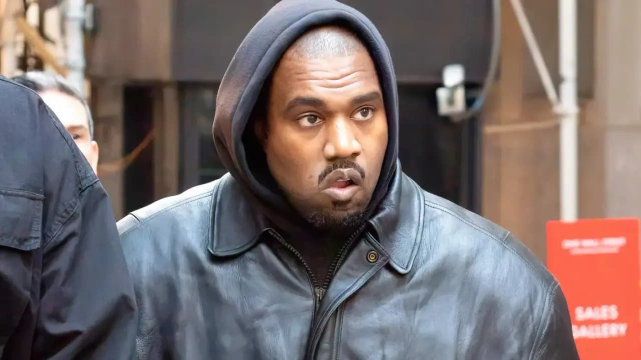 Khó tin: Kanye West tố cáo Adidas đạo nhái trắng trợn thiết kế dép Yeezy của mình Khó tin: Kanye West tố cáo Adidas đạo nhái trắng trợn thiết kế dép Yeezy của mình