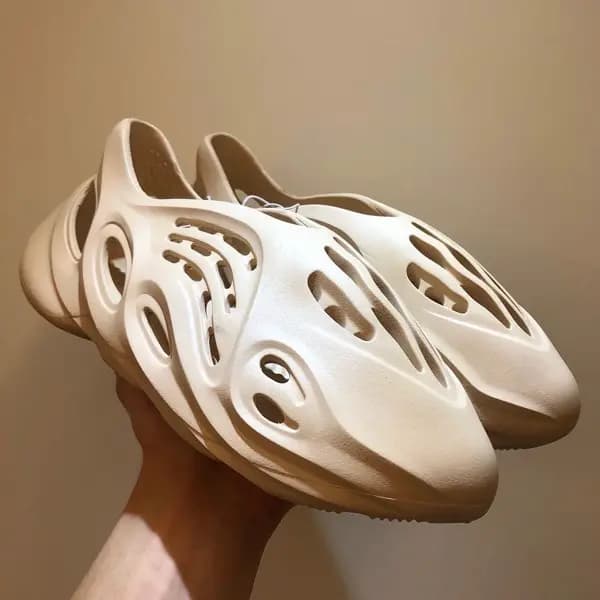 Kanye West xác nhận lịch ra mắt chính thức của YEEZY Foam Runner Kanye West xác nhận lịch ra mắt chính thức của YEEZY Foam Runner