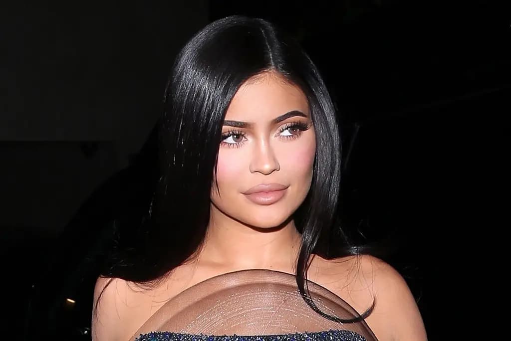 Kylie Jenner đẹp xuất sắc cùng outfit Supreme x Air Force 1 và váy Vintage Bodycon Kylie Jenner đẹp xuất sắc cùng outfit Supreme x Air Force 1 và váy Vintage Bodycon