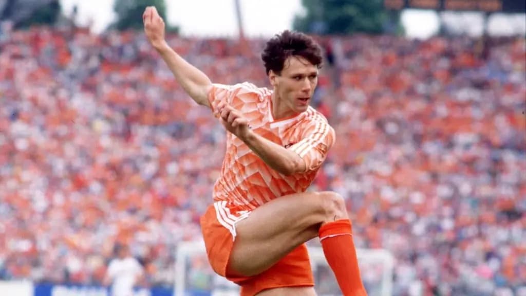 Size? và adidas Originals cho ra mắt phiên bản AS 520 "Euros '88" lấy cảm hứng từ cú vô lê Marco van Basten's Volley Size? và adidas Originals cho ra mắt phiên bản AS 520 "Euros '88" lấy cảm hứng từ cú vô lê Marco van Basten's Volley