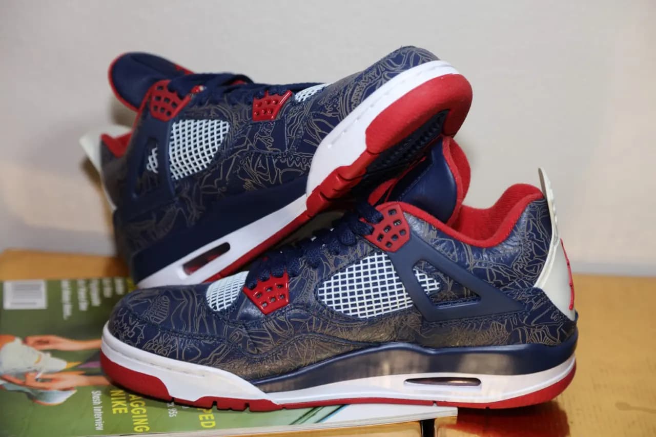 Phát hành mới nhất của Air Jordan 4 với phối màu “Deep Ocean” trong mùa thua 2020. Phát hành mới nhất của Air Jordan 4 với phối màu “Deep Ocean” trong mùa thua 2020.