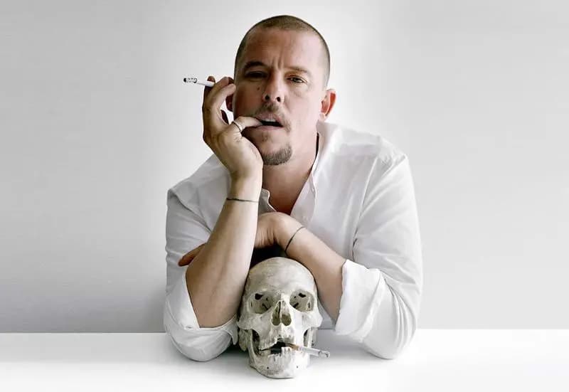 Tiểu sử Alexander McQueen - Đứa con ngông cuồng của làng thời trang thế giới Tiểu sử Alexander McQueen - Đứa con ngông cuồng của làng thời trang thế giới
