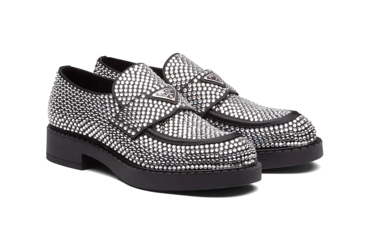 Bước vào lễ Giáng Sinh cùng với phiên bản Loafers phủ pha lê của Prada Bước vào lễ Giáng Sinh cùng với phiên bản Loafers phủ pha lê của Prada