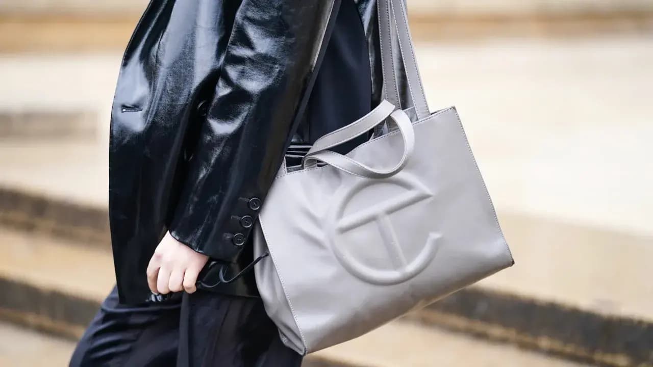 Telfar trở thành thương hiệu túi xách có giá bán lại cao nhất Telfar trở thành thương hiệu túi xách có giá bán lại cao nhất