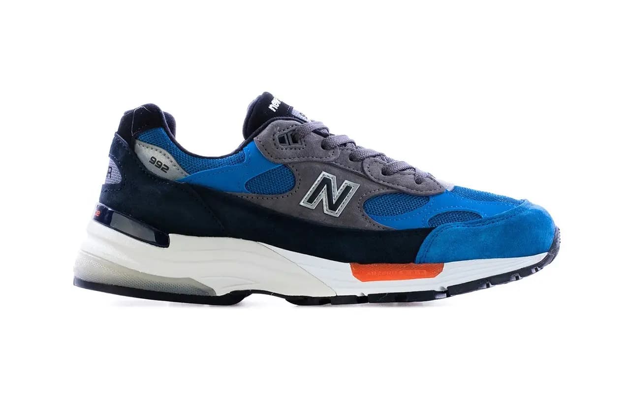 New Balance 992 xuất hiện trong phối màu xanh lam và xám New Balance 992 xuất hiện trong phối màu xanh lam và xám