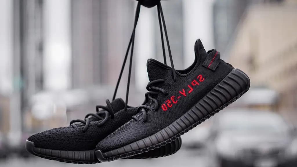 Adidas Yeezy Boost 350 v2 “Bred” trở lại với cuộc chơi theo lời khẳng định của Kanye West "Yeezy For Everyone" Adidas Yeezy Boost 350 v2 “Bred” trở lại với cuộc chơi theo lời khẳng định của Kanye West "Yeezy For Everyone"