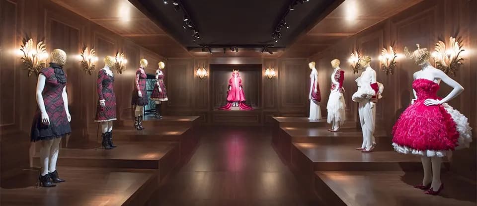 Những điều có thể bạn chưa biết về thương hiệu Alexander McQueen Những điều có thể bạn chưa biết về thương hiệu Alexander McQueen