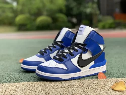 Sự trở lại của AMBUSH với bản collab Nike Dunk High phối màu ‘Deep Royal’ Sự trở lại của AMBUSH với bản collab Nike Dunk High phối màu ‘Deep Royal’