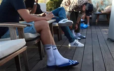 Hướng dẫn bạn cách phân biệt đâu là dép adidas chính hãng Hướng dẫn bạn cách phân biệt đâu là dép adidas chính hãng