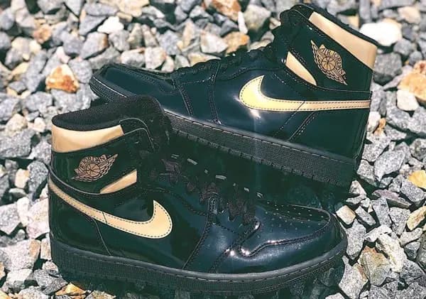 Ngắm nhìn những hình ảnh mới nhất của siêu phẩm Air Jordan 1 "Black/Gold Patent Leather" Ngắm nhìn những hình ảnh mới nhất của siêu phẩm Air Jordan 1 "Black/Gold Patent Leather"