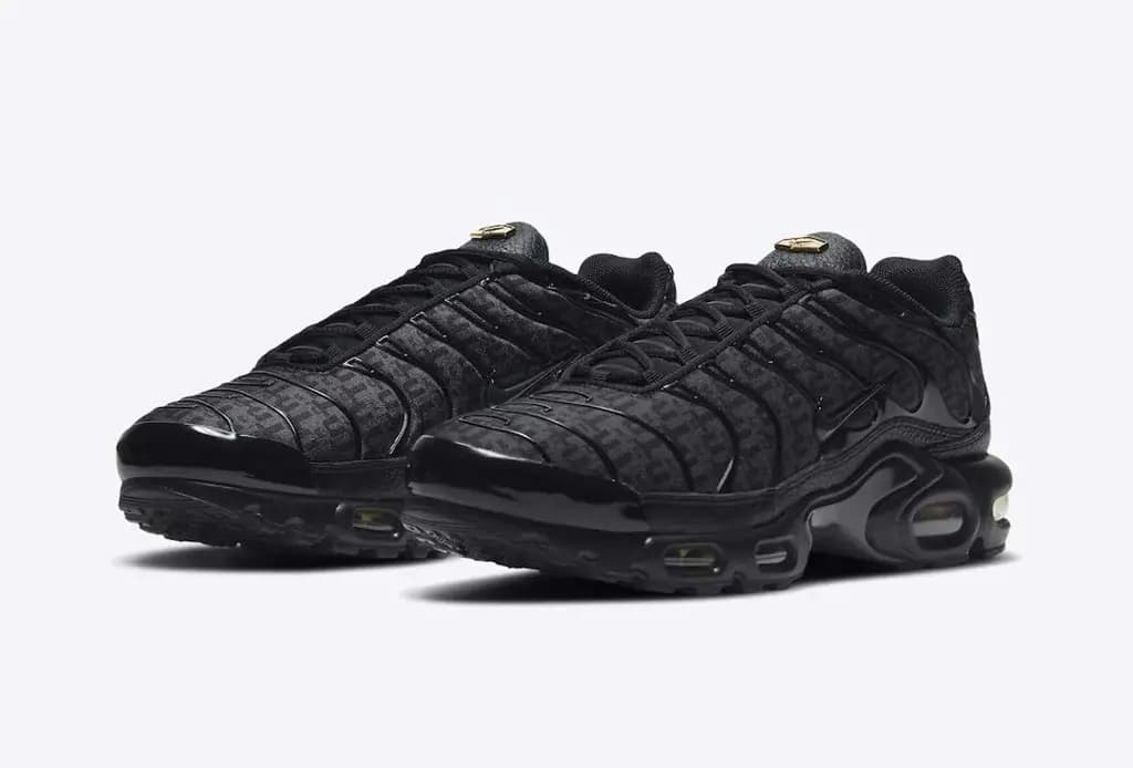 Đôi Nike Air Max Plus này mang trái tim của Nike trên cổ áo Đôi Nike Air Max Plus này mang trái tim của Nike trên cổ áo