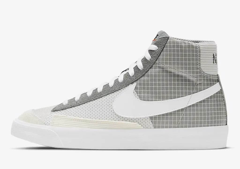Nike Blazer Mid '77 trong sự hỗn hợp của nhiều chất liệu khác nhau trên đôi giày cổ điển Nike Blazer Mid '77 trong sự hỗn hợp của nhiều chất liệu khác nhau trên đôi giày cổ điển