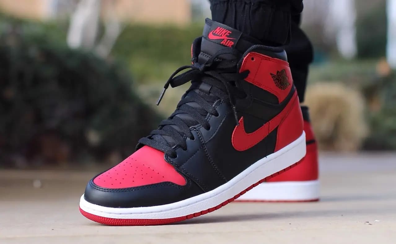 Những hình ảnh chính thức của đôi Air Jordan 1 Mid "SiEMPRE Familia" Những hình ảnh chính thức của đôi Air Jordan 1 Mid "SiEMPRE Familia"