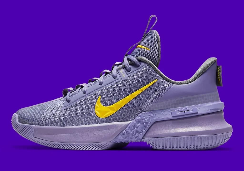 Lại một phiên bản LeBron được lên kệ với phối màu vàng tím "Lakers" quen thuộc Lại một phiên bản LeBron được lên kệ với phối màu vàng tím "Lakers" quen thuộc