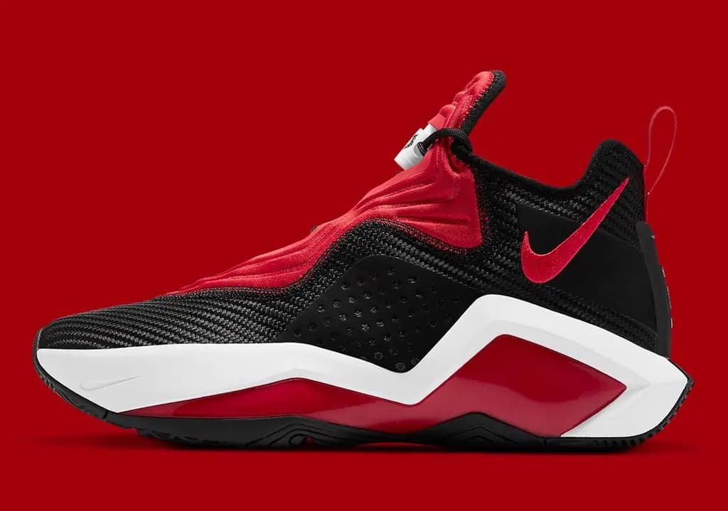 Một sự kết hợp từ đen với đò đến từ mẫu Lebron chuyên "cày cuốc" Một sự kết hợp từ đen với đò đến từ mẫu Lebron chuyên "cày cuốc"