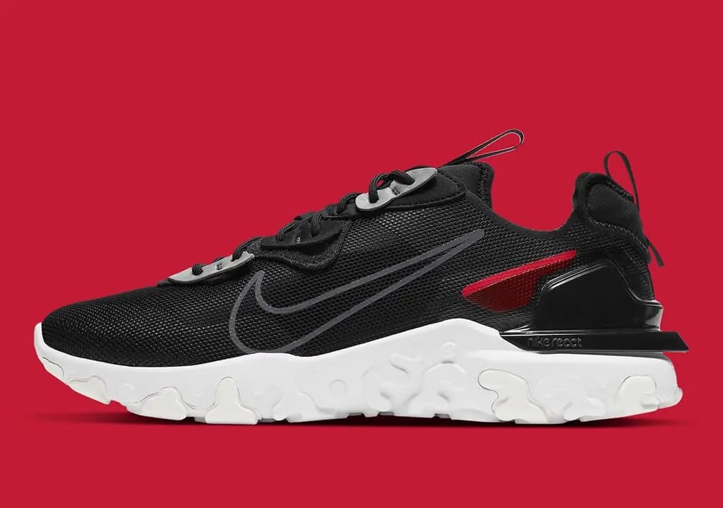 Nike React 3M đen huyền ảo cùng với những đường nét màu đỏ khiêm tốn Nike React 3M đen huyền ảo cùng với những đường nét màu đỏ khiêm tốn